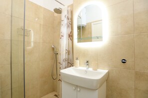 Bruser, hårtørrer, bidet, håndklæder