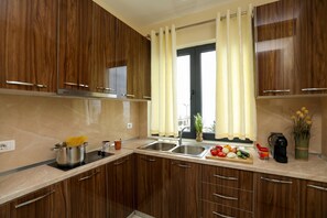 Geladeira, cooktop, cafeteira/chaleira, torradeira