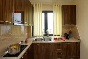 Geladeira, cooktop, cafeteira/chaleira, torradeira