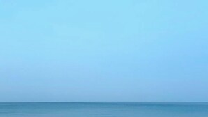 Cielo sereno sopra un mare calmo.