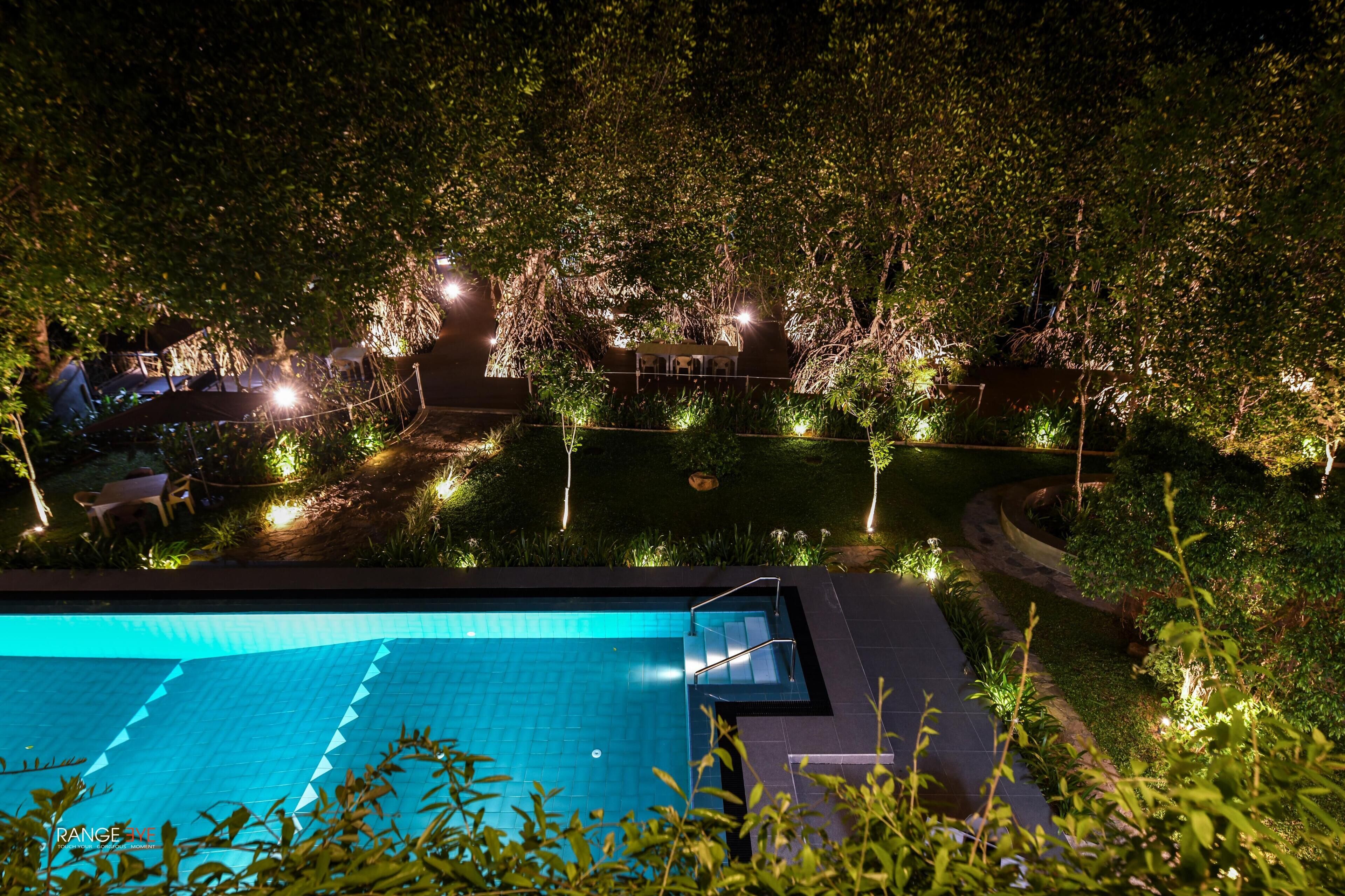 Una piscina al aire libre