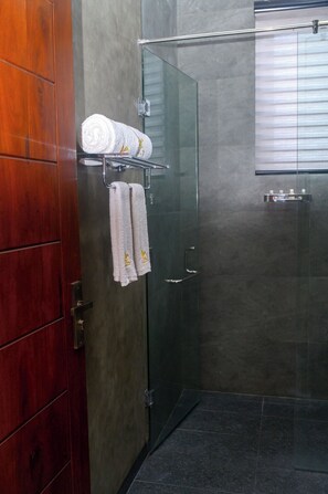 Estudio superior, balcón, vistas al jardín | Baño | Ducha, artículos de higiene personal gratuitos y secador de pelo