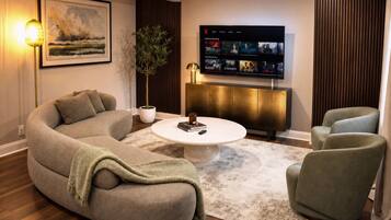 Smart TV, lareira, mesa de pingue-pongue, livros