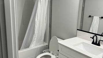 Secadora de cabello, toallas, jabón, papel de baño