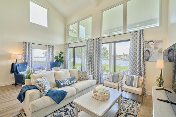 Living area - Waterfront Townhome on Lake Conroe (Montgomery)