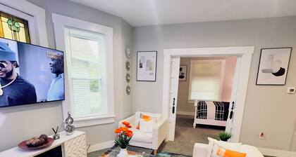 Cozy 2-bedroom apartment in enchanting Norwood with AC