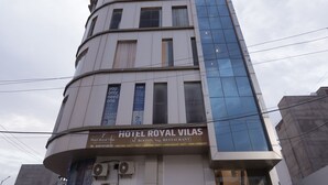 A multi-story hotel with a sign reading 'HOTEL ROYAL VILAS.' - Hotel Royal Vilas (Bharatpur)