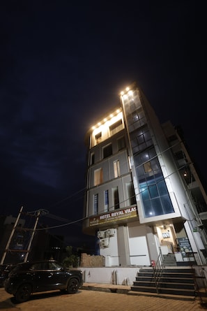 A multi-story building with a sign for 'Hotel Royal Vilas.' - Hotel Royal Vilas (Bharatpur)