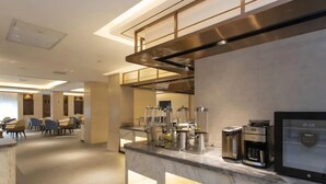 A modern hotel kitchen with marble countertops, stainless steel appliances, and a coffee machine. - Yeste International Hotel Wuhan Tiandi (Wuhan)