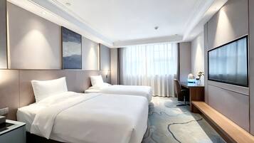 Premier Twin kamer, uitzicht op de stad | Luxe beddengoed, een bureau, een laptopwerkplek, geluiddichte muren