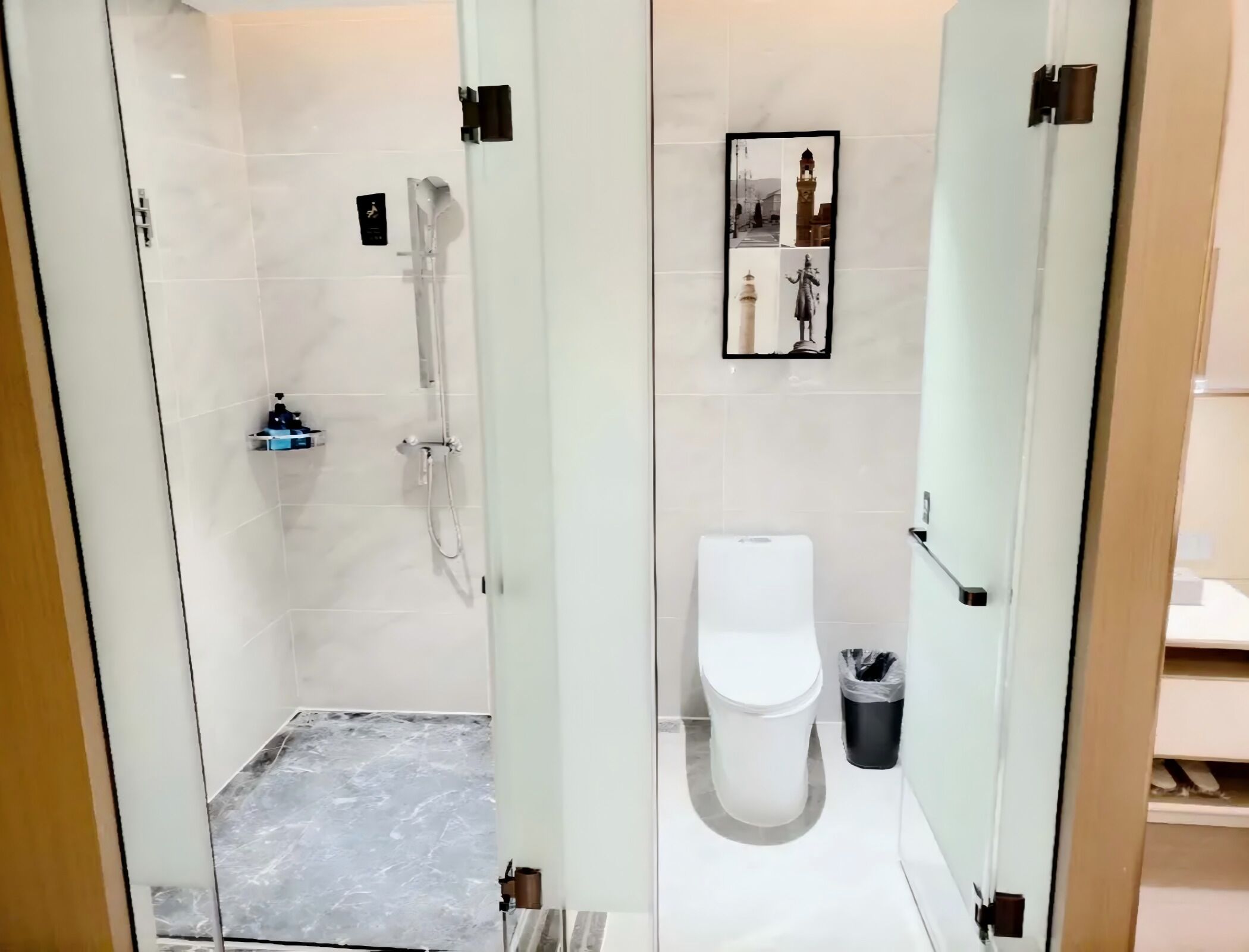 Chambre Standard avec lits jumeaux, vue ville | Salle de bain | Douche, articles de toilette gratuits, sèche-cheveux