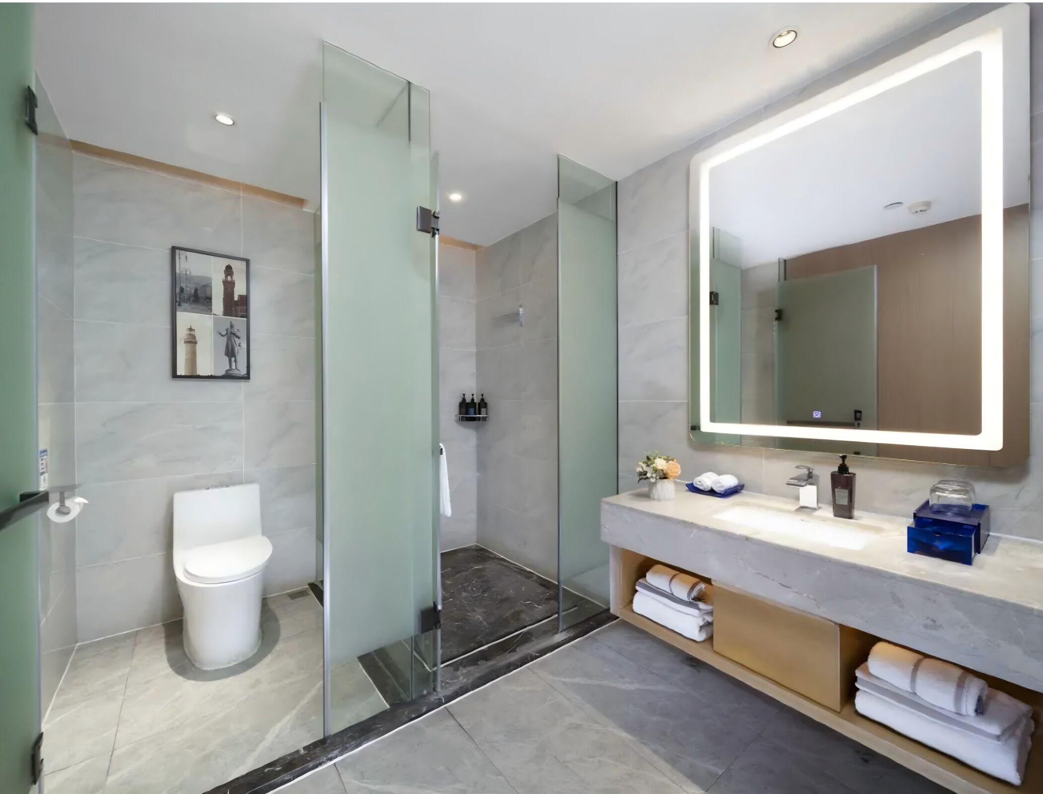 Standaard tweepersoonskamer, uitzicht op stad | Badkamer | Een douche, gratis toiletartikelen, een haardroger, handdoeken