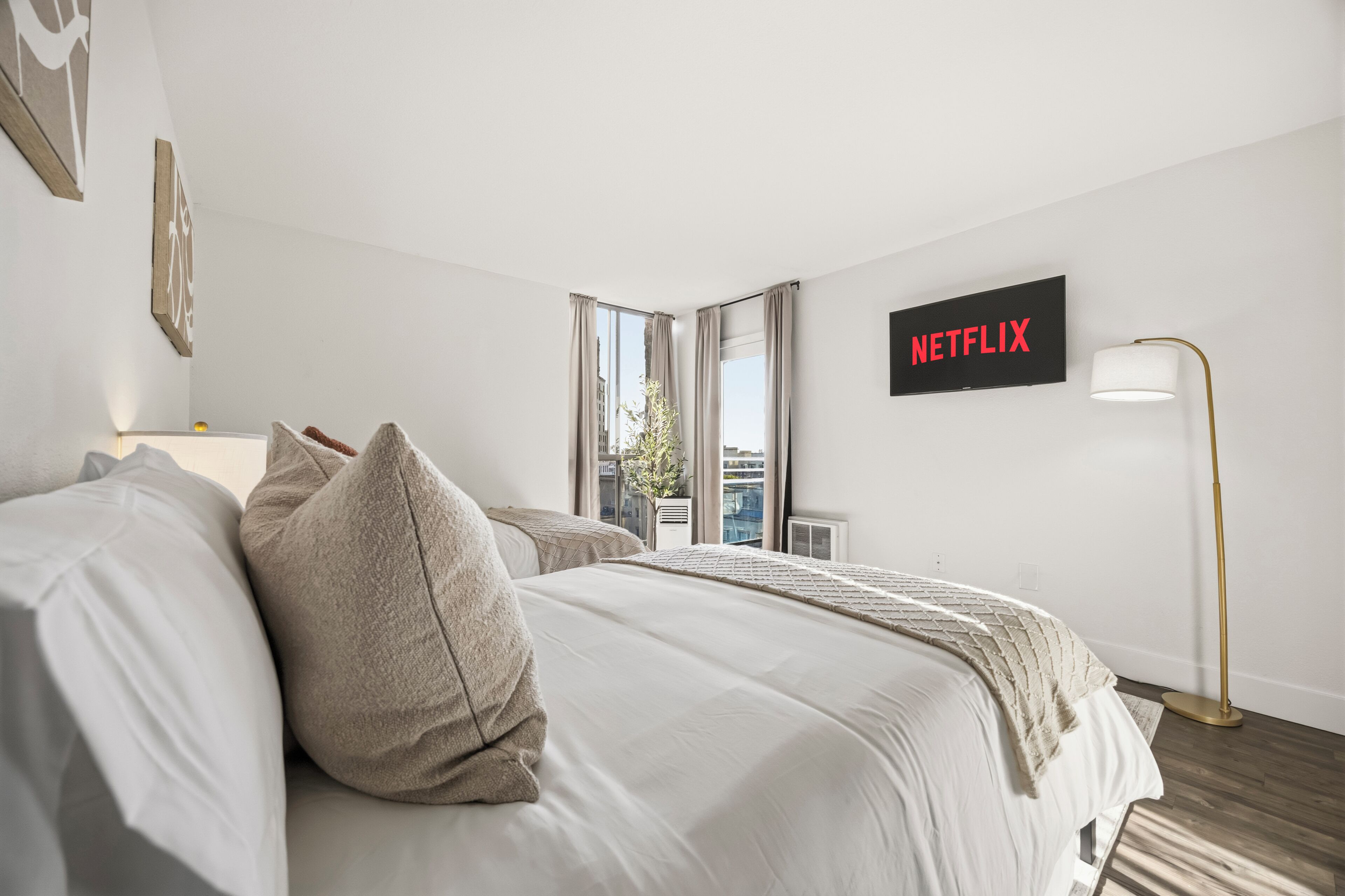 2 Schlafzimmer, Schreibtisch, Bügeleisen/Bügelbrett, Reisekinderbett