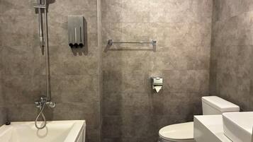 Chambre Double Confort, non-fumeur, vue ville | Salle de bain