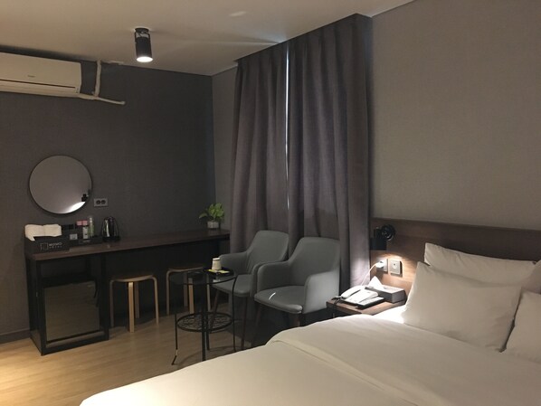 Doppia Comfort, vista città | Una scrivania, Wi-Fi gratuito