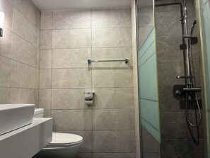 Comfort Double Room, City View | Bathroom | Shower, hair dryer, towels, shampoo - MOMO Hotel (Seoul)