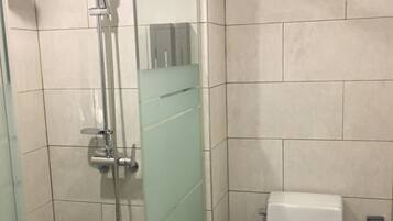 Classic-Doppelzimmer | Badezimmer | Dusche, Haartrockner, Handtücher, Shampoo