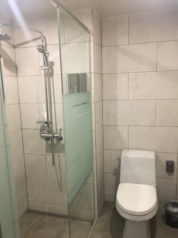 Chambre Double Classique | Salle de bain | Douche, sèche-cheveux, serviettes fournies, shampoing