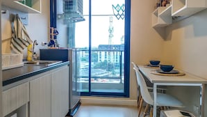 Ett modernt kök med en inbyggd spis, en diskho och ett fönster med utsikt över stadsbilden.