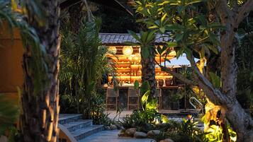 Bar kolam renang