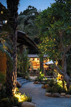 Swim-up bar - Hang Mua Ecolodge Ninh Hoa (Hoa Lu)