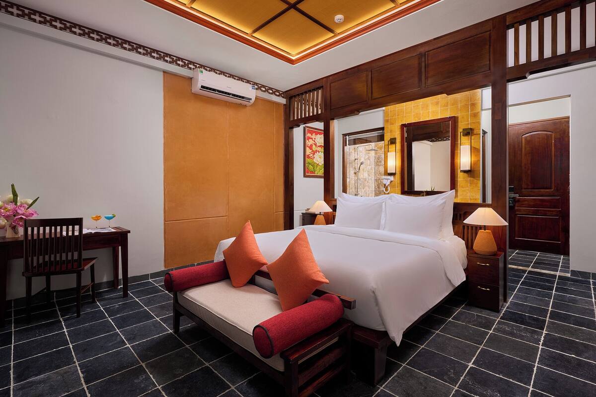 Deluxe Double Room | Hypo-allergenic bedding available, WiFi (free), bed sheets
