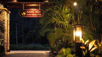 A sign for 'Hang Mua Ecological Lodge' with a pathway leading to the entrance.