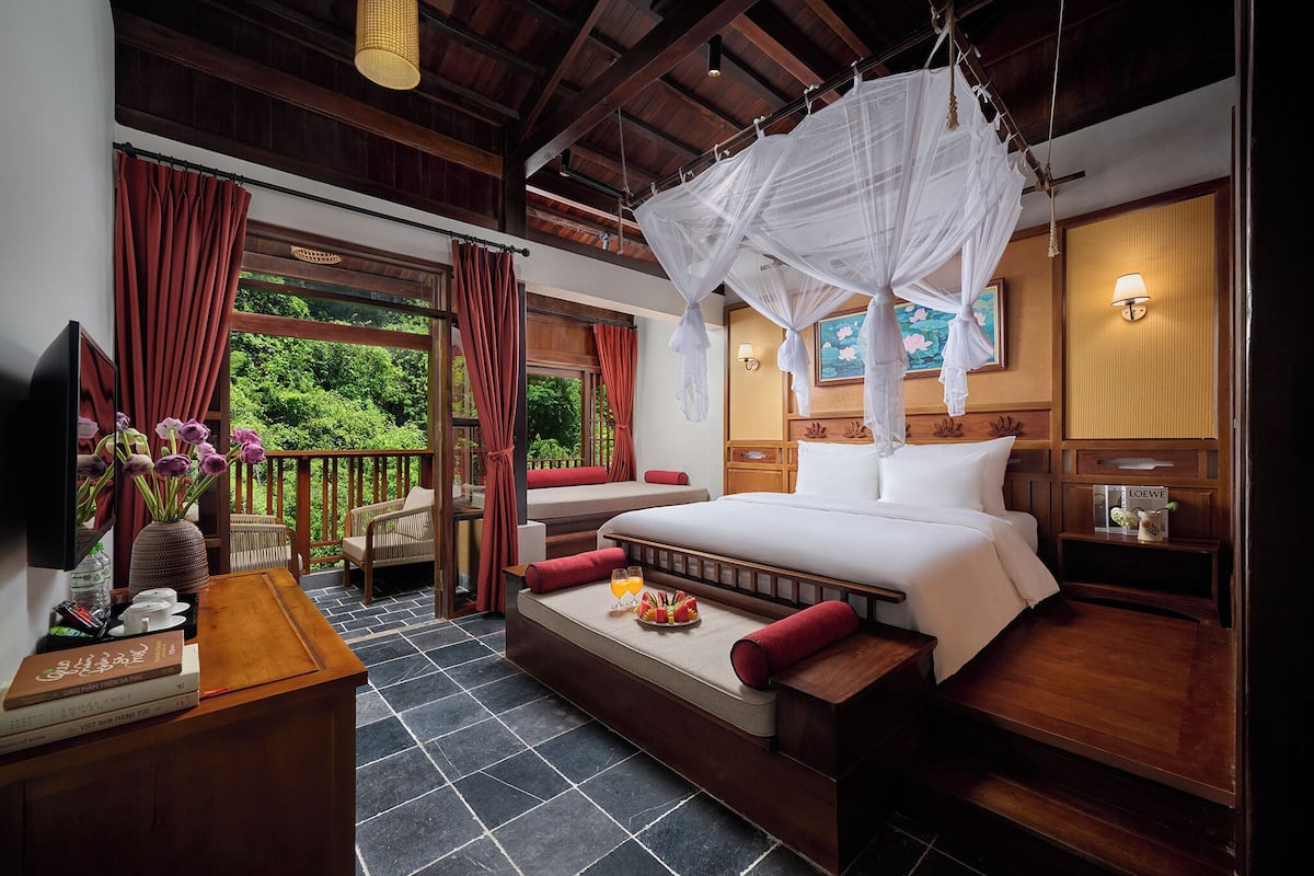 Premium Double Room, Mountain View | Hypo-allergenic bedding available, WiFi (free), bed sheets