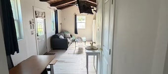 Modern-barn guesthouse