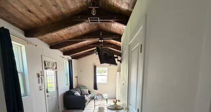 Modern-barn guesthouse