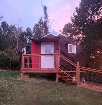 Peaceful country rustic glamping cottage- stargazing and mountain views