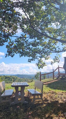 Peaceful country rustic glamping cottage- stargazing and mountain views