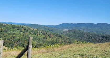 Peaceful country rustic glamping cottage- stargazing and mountain views