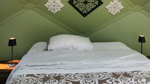 A room with a bed, two bedside lamps, and a decorative ceiling design. - Peaceful country rustic glamping cottage- stargazing and mountain views (Saltville)