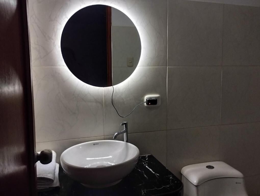 Ducha, toallas, jabón, papel higiénico