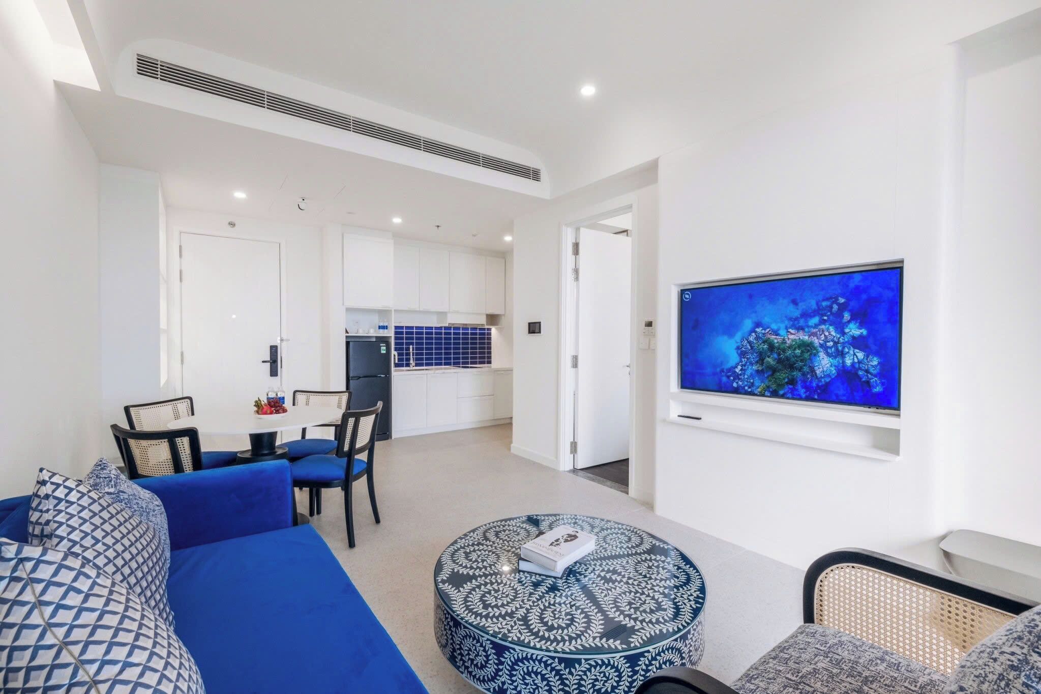 Junior Suite, Balcony, City View | Living area | 50-inch Smart TV with cable channels