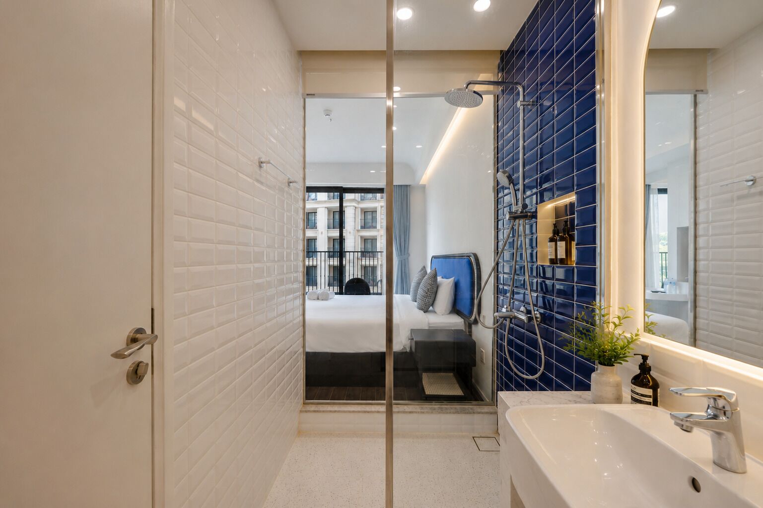 Deluxe-studiolejlighed - balkon - strandudsigt | Badeværelse | Bruser, brusehoved med spredningseffekt, designertoiletartikler