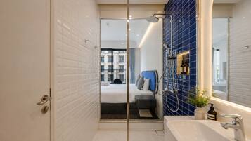 Deluxe-studiolejlighed - balkon - strandudsigt | Badeværelse | Bruser, brusehoved med spredningseffekt, designertoiletartikler
