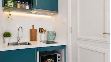 Refrigerador, microondas, placa de cocina, utensilios de cocina