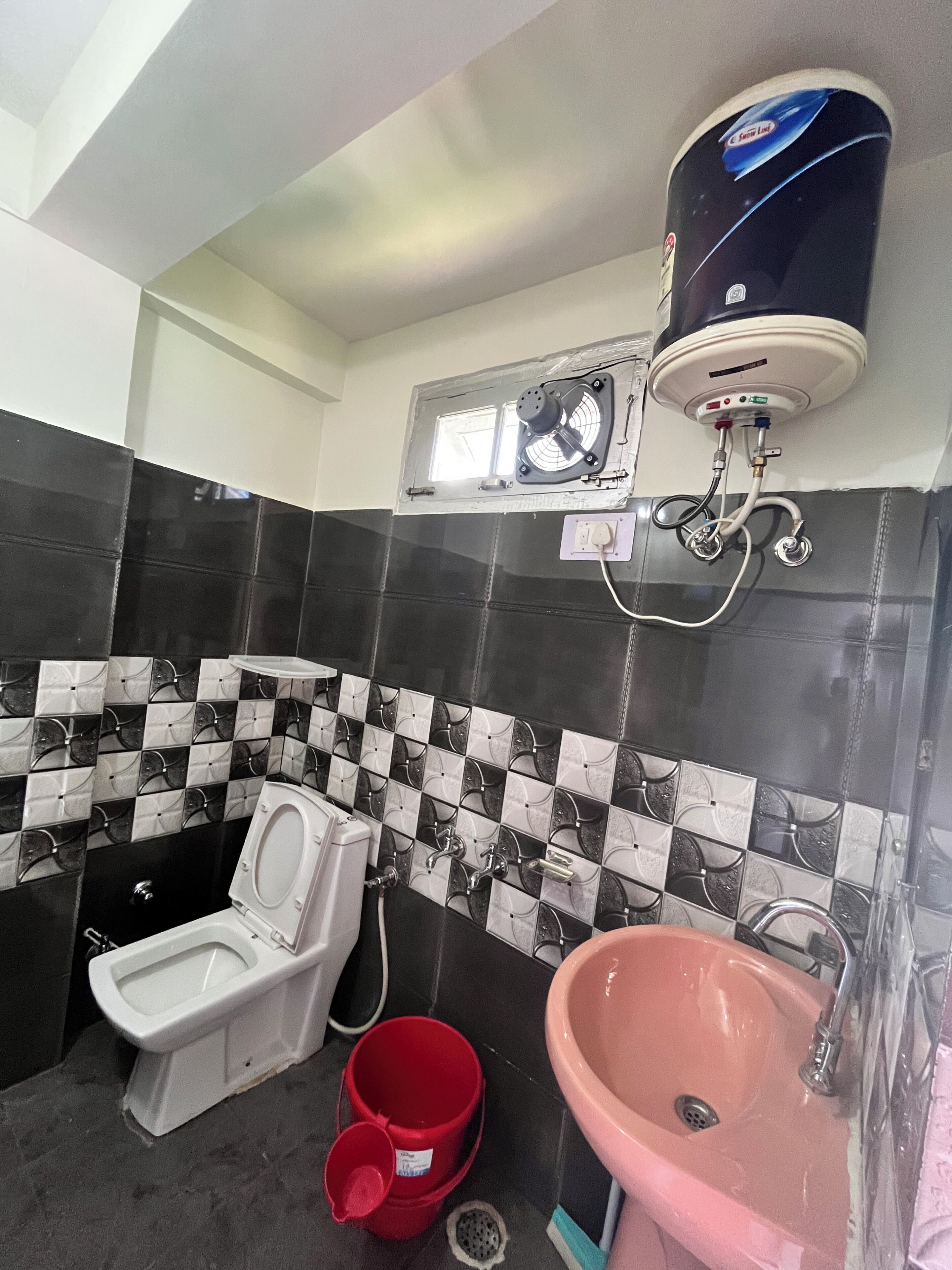 Deluxe Double Room, Mountain View | Bathroom | Free toiletries, towels, soap, shampoo