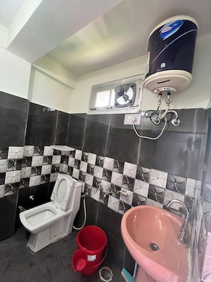Un baño con inodoro, lavabo y ducha.