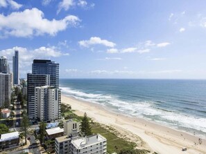 Beach nearby - Beach Stay | 2 Car Parks, 2BR, Tennis Spa Sauna (Surfers Paradise)