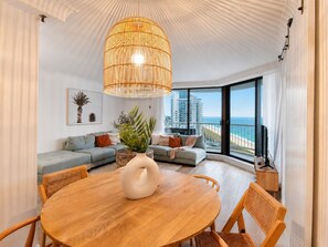 TV - Beach Stay | 2 Car Parks, 2BR, Tennis Spa Sauna (Surfers Paradise)