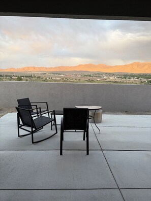 Terrace/patio - Long or Short Term corporate housing in a quiet area with view of Winnemucca. (Winnemucca)