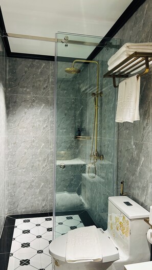 Dusche, Haartrockner, Bidet, Handtücher