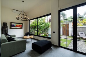 Vila superluxo, sacada, vista para o jardim | Área de estar | TV LED 55 polegadas com canais digitais, serviços de streaming