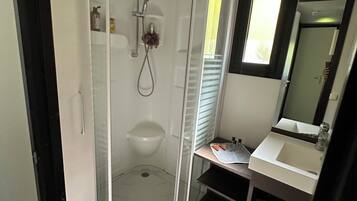 Douche, sèche-cheveux, serviettes fournies, papier toilette