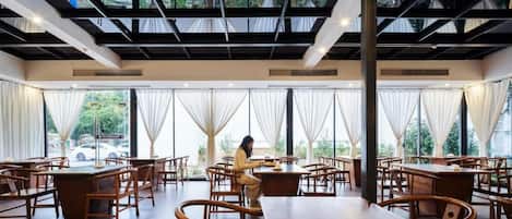 Deluxe Twin Room, Courtyard View | Dining
