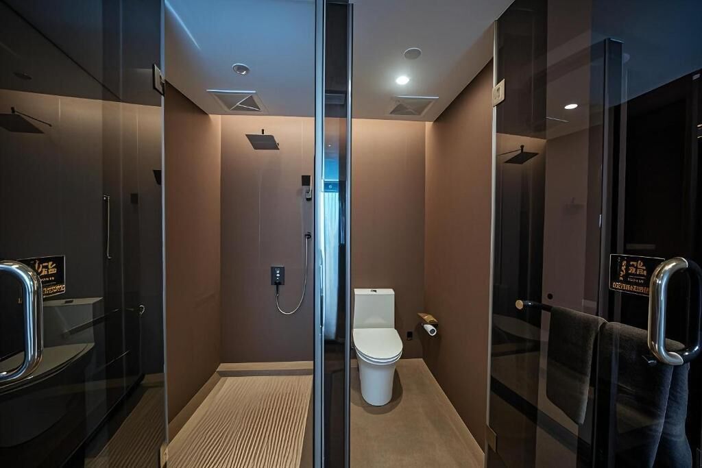Kamar Triple Keluarga, kamar mandi pribadi, pemandangan halaman | Kamar mandi | Sandal