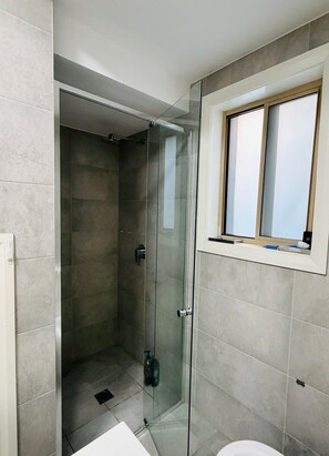 Hair dryer, towels, soap, toilet paper - Cozy Twins Room with 2 Comfortable Single Beds (Revesby)